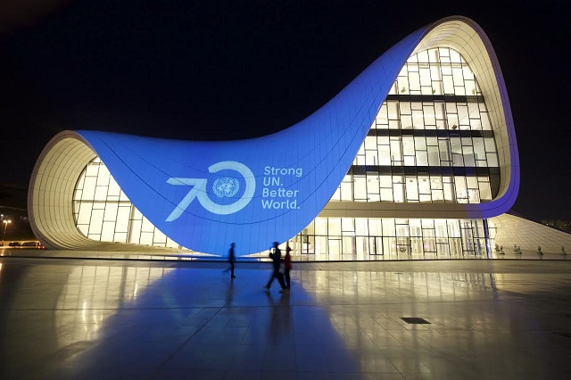 Центр Гейдара Алиева освещен голубым цветом - символом ООН – ФОТО